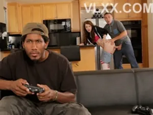 Cô gái trẻ dễ thương, mặt trẻ thơ, đầy nhiệt huyết đang quan hệ tình dục với bạn trai của mình. Cô ấy cười ngọt ngào và nóng tính. Cô ấy không thấy mệt mỏi khi quan hệ tình dục nhiều lần