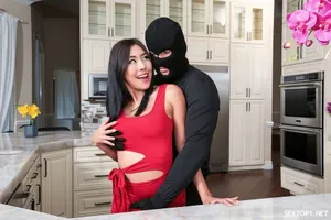 Gặp ca sĩ trên đường thanh niên dùng tiền để được xem vú