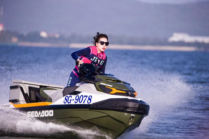 Một cô gái 19 tuổi vui vẻ có thể chơi trò tay ba trực tuyến trong khách sạn, trọn bộ 90 phút, 2 lần mặc đồng phục thủy thủ, tuy gầy nhưng ngực rất lớn và tiếng rên rỉ có phần không thể chịu nổi...